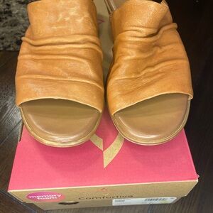Comfortiva Women's Tan Leather Mules